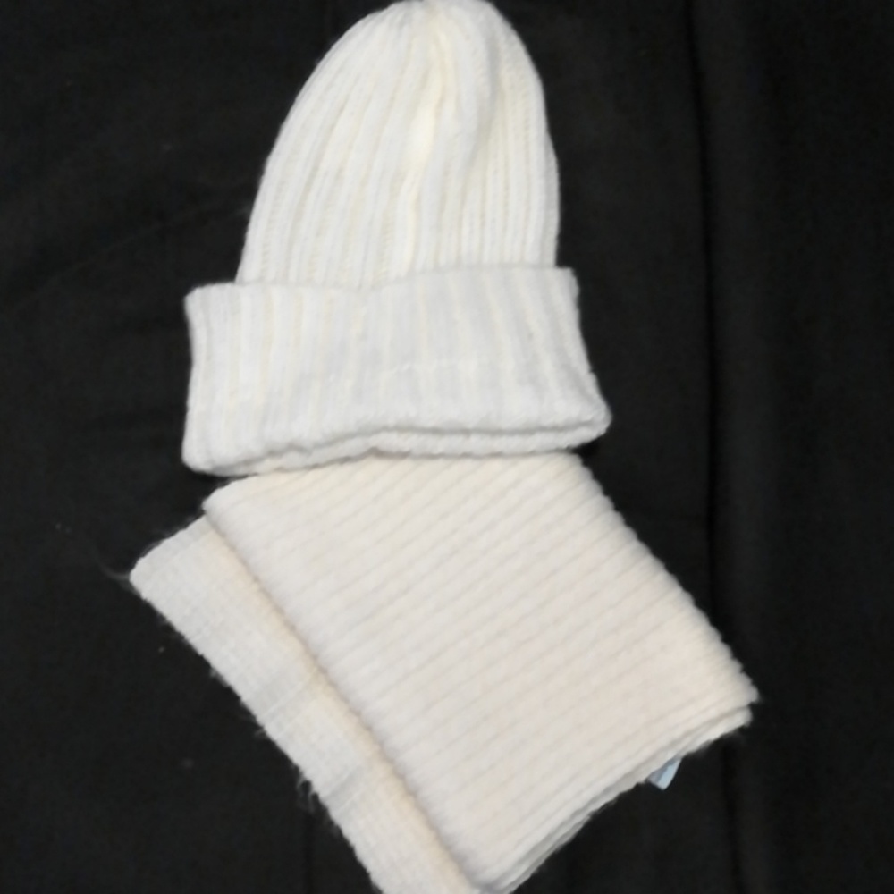 Guess - Muffler & Hat Set